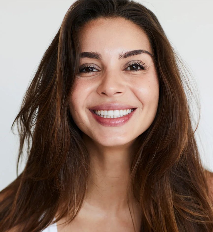 Mujer sonriendo con dientes blancos